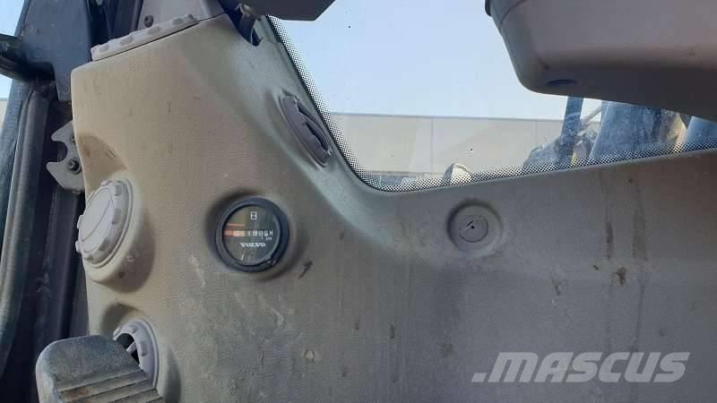 Volvo EW 210 C Pelle sur pneus
