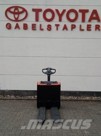 Toyota LWE 200 Gerbeur accompagnant