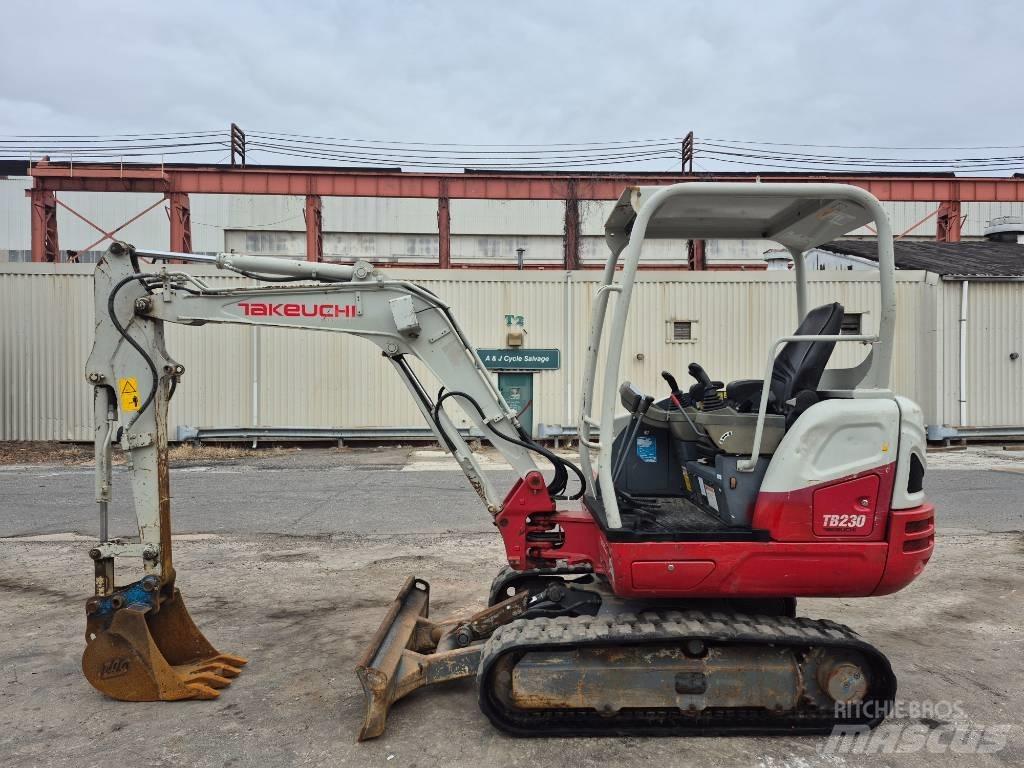 Takeuchi TB 230 Mini pelle < 7t