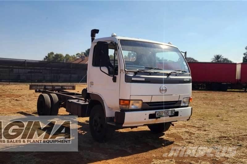 Nissan UD40 Autre camion