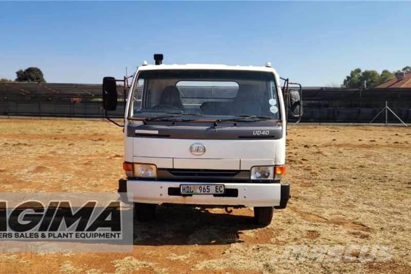 Nissan UD40 Autre camion