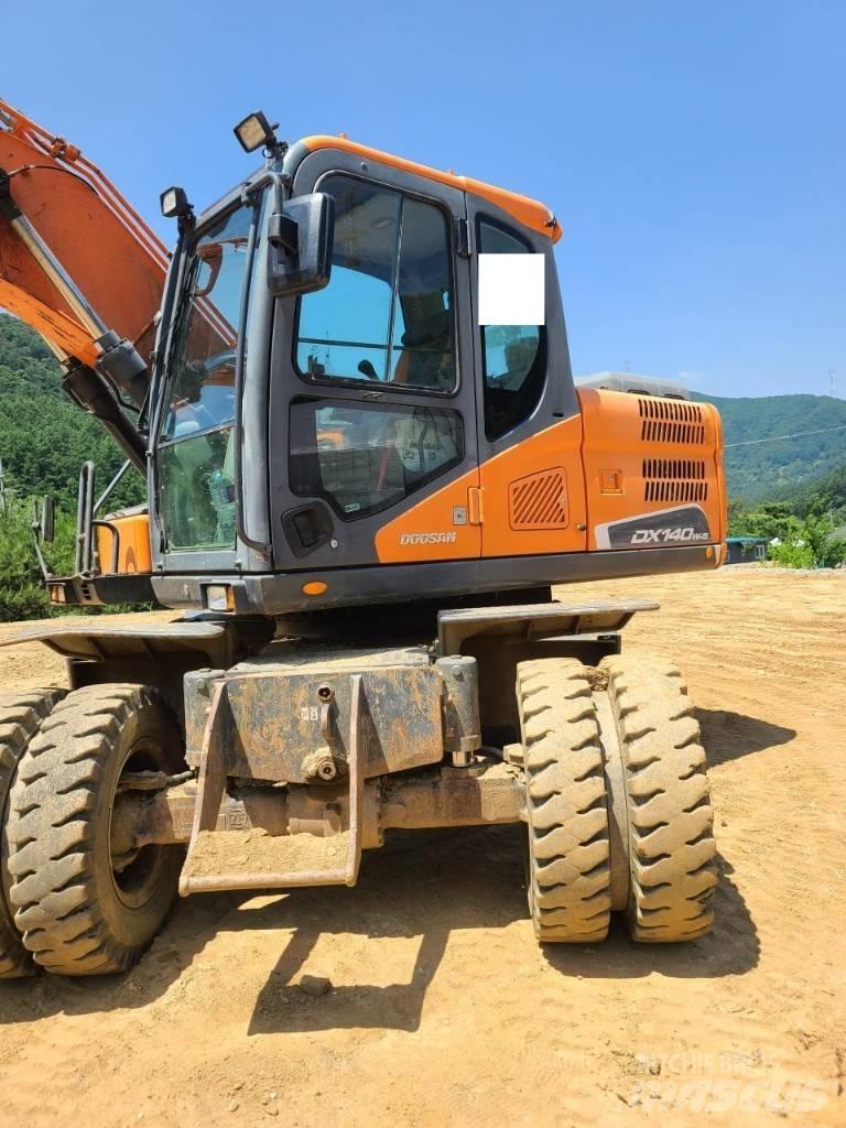 Doosan DX 140 W Pelle sur pneus