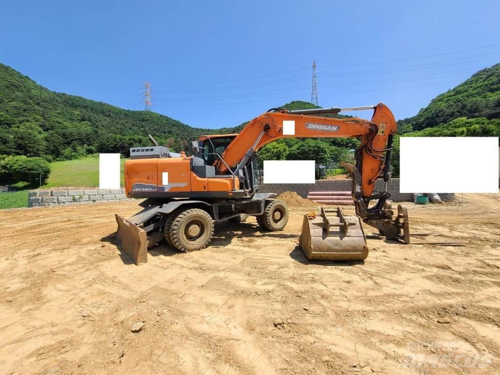 Doosan DX 140 W Pelle sur pneus