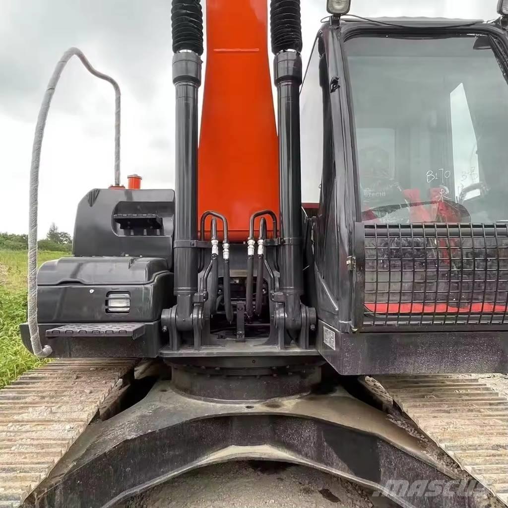 Hitachi ZX 200 Pelle sur chenilles