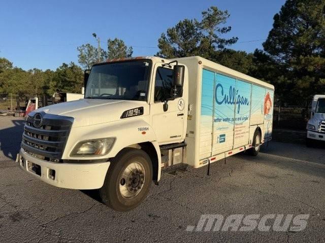 Hino 338 Camion de livraison de boisson