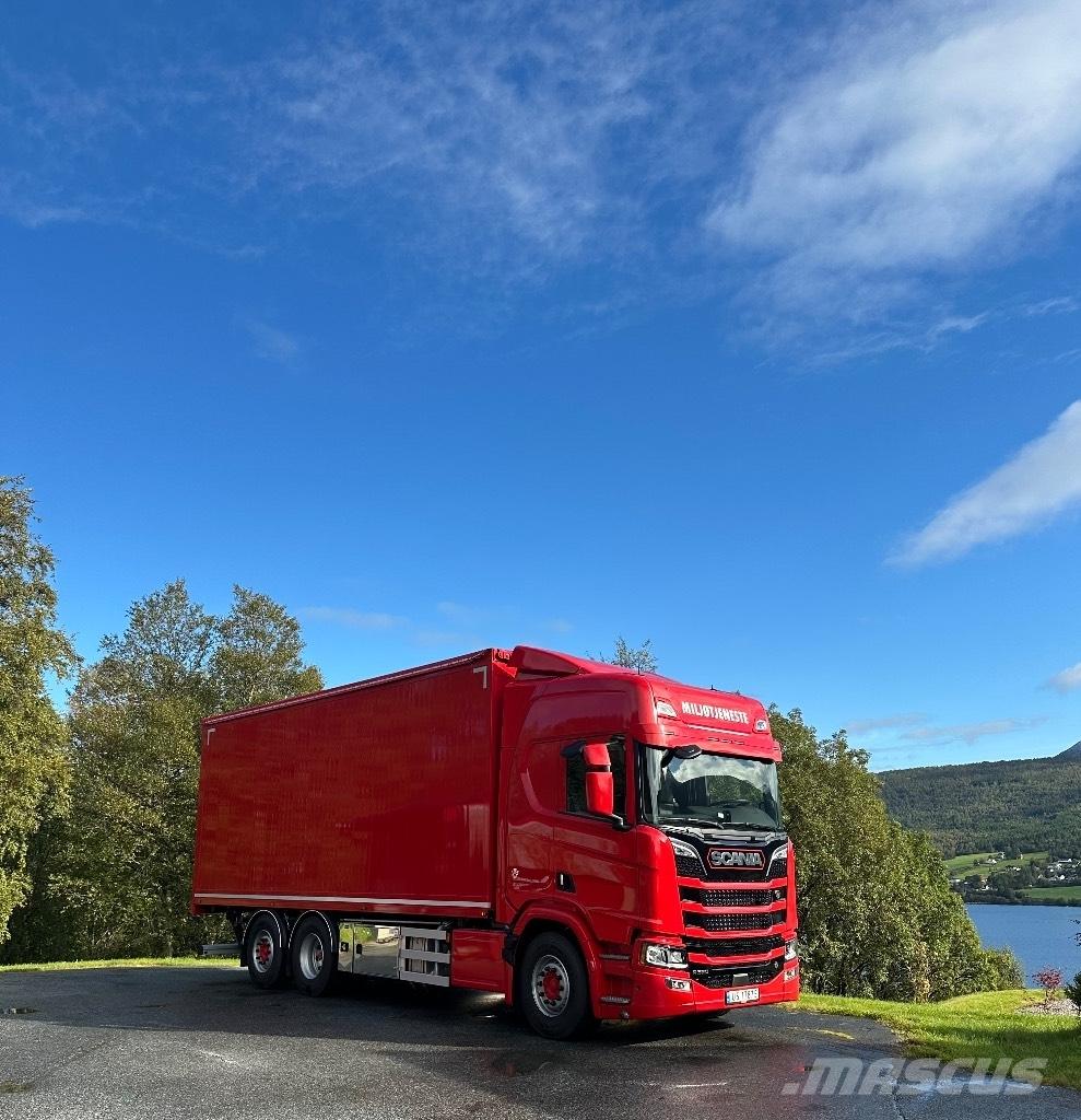 Scania R 590 Camion pour copeaux de bois