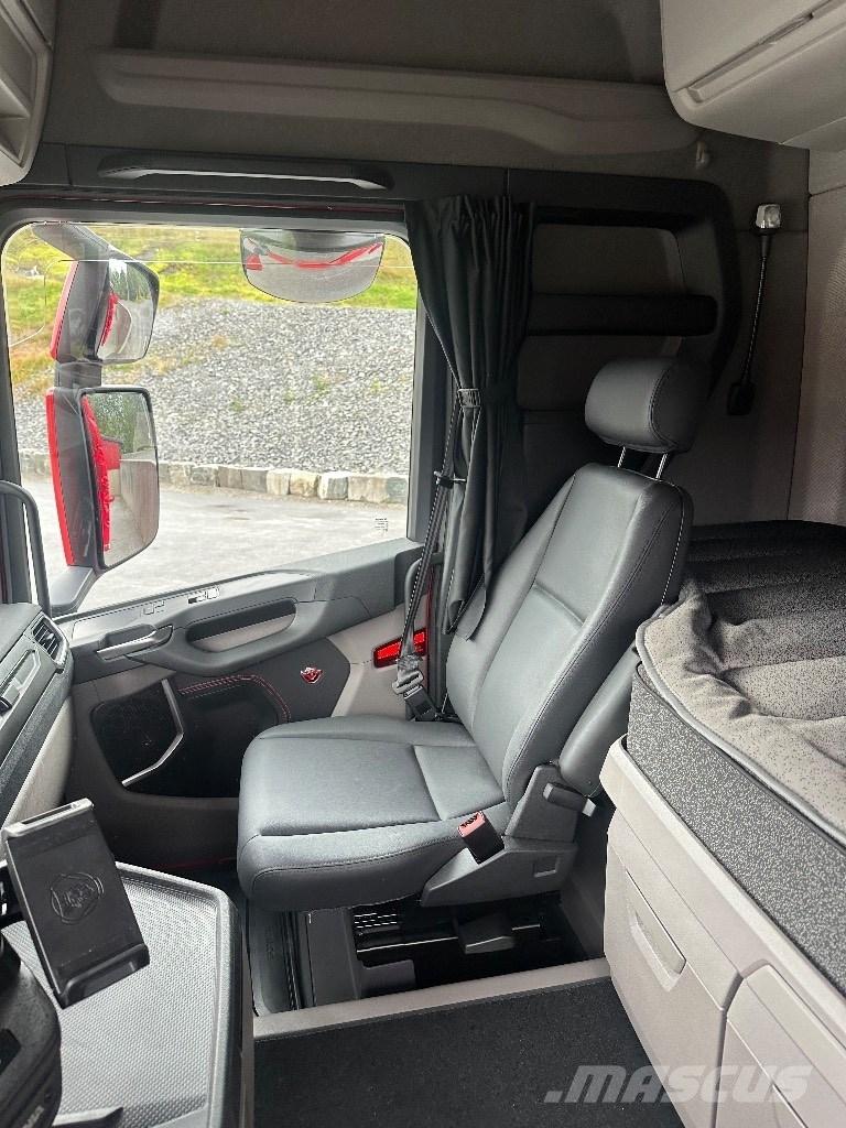 Scania R 590 Camion pour copeaux de bois