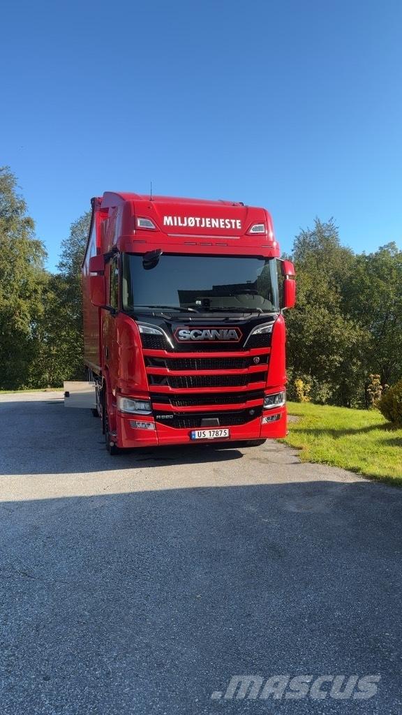 Scania R 590 Camion pour copeaux de bois
