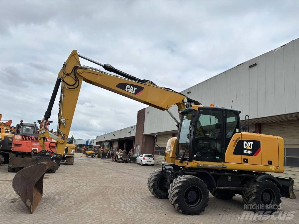 CAT M 318 F Pelle sur pneus