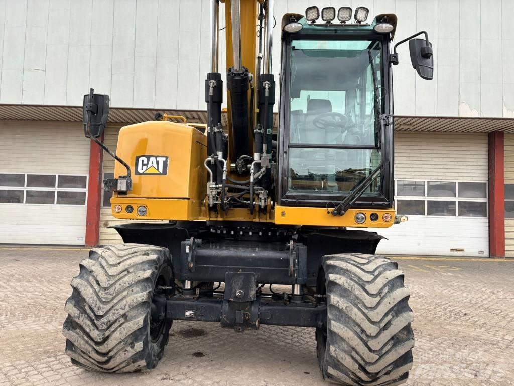 CAT M 318 F Pelle sur pneus