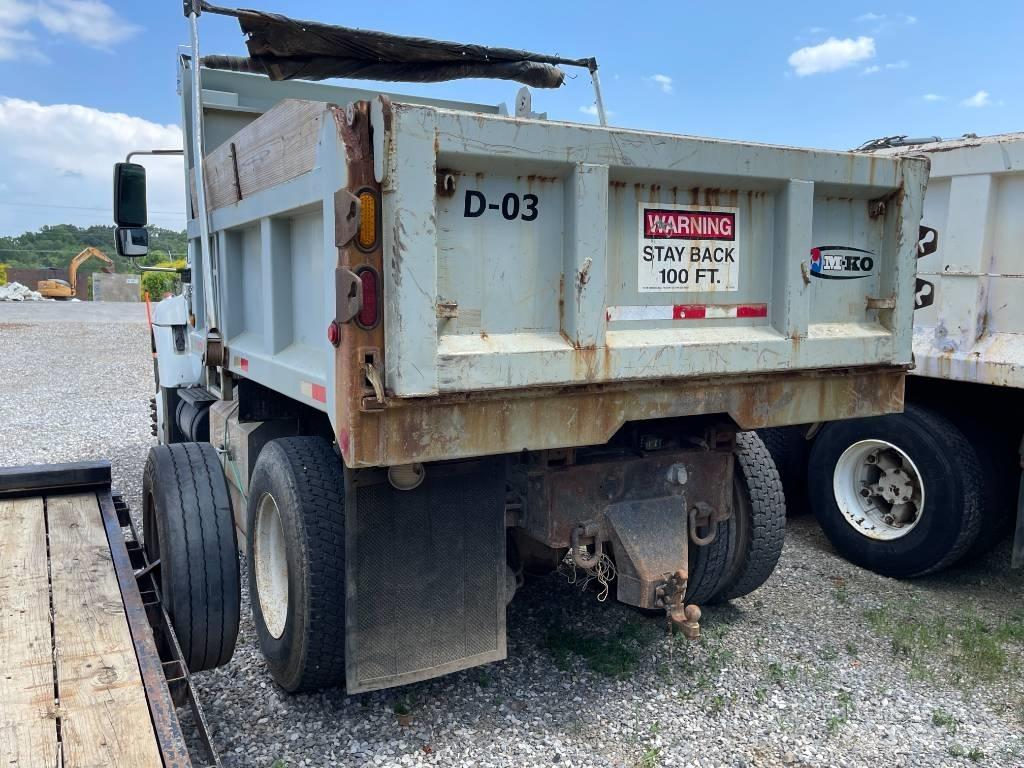 International 7300 Camion benne