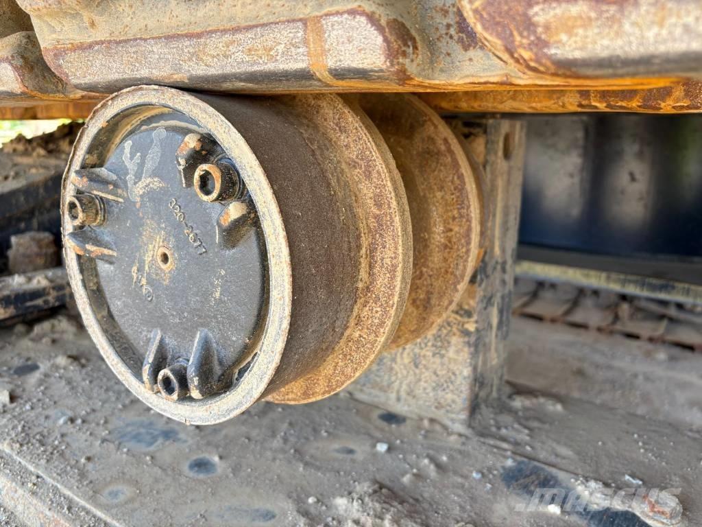 CAT 374 (On Transport) Pelle sur chenilles