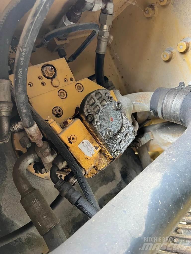 CAT 211B Pelle sur chenilles