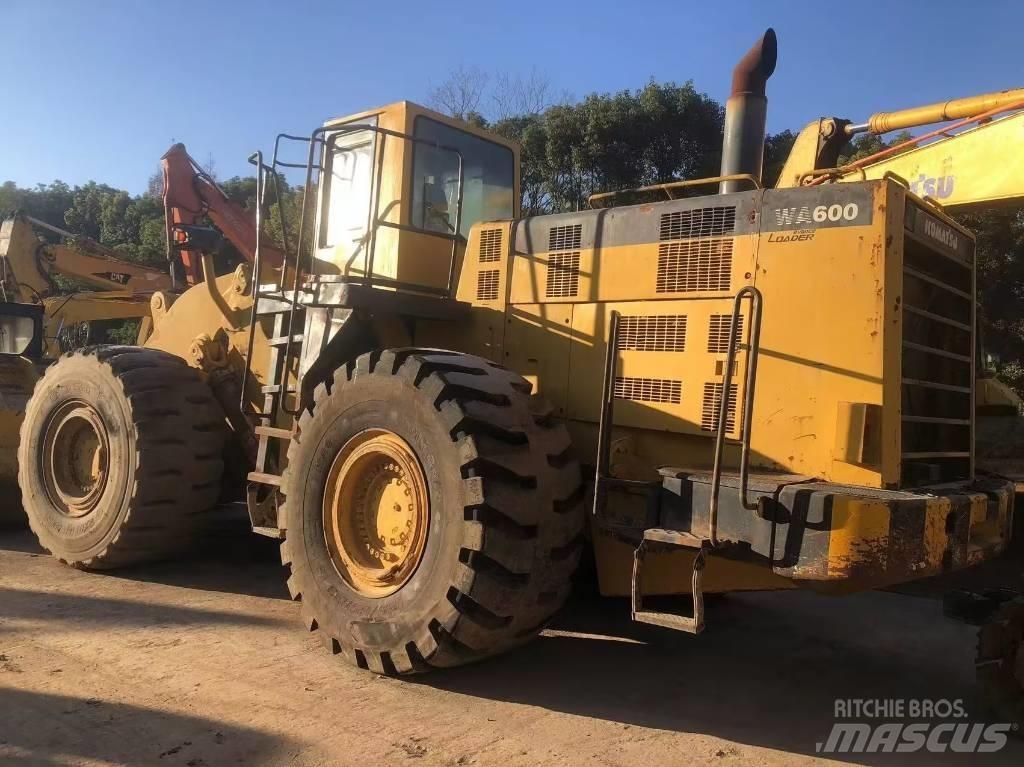 Komatsu WA 600-3 Chargeuse sur pneus