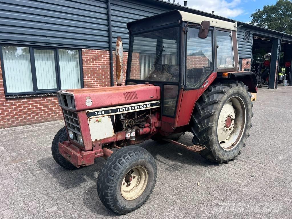 International 744 Tracteur