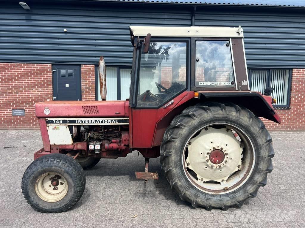 International 744 Tracteur