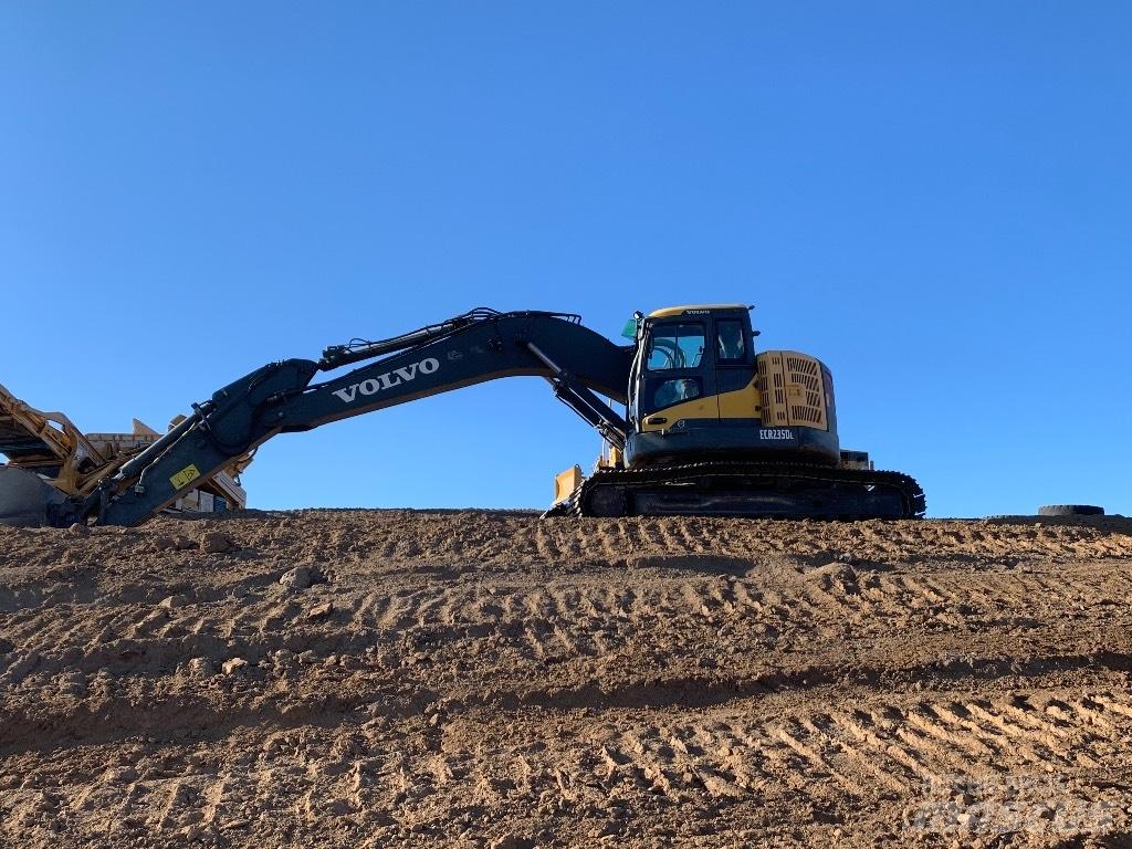 Komatsu 138 us -8 Pelle sur chenilles