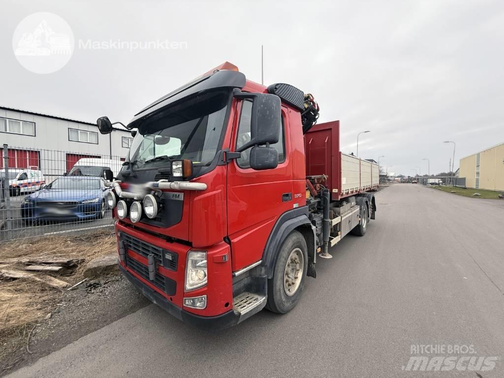 Volvo FM 370 Camion plateau ridelle avec grue