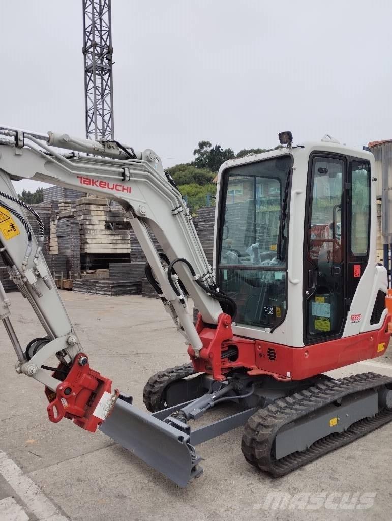 Takeuchi TB 225 Mini pelle < 7t