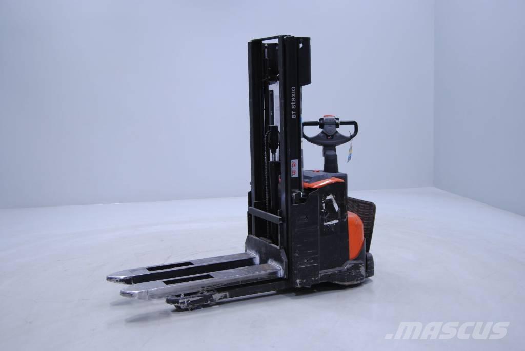 Toyota SWE140L Gerbeur accompagnant