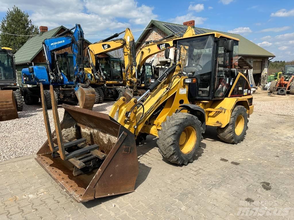 CAT 908 Chargeuse sur pneus