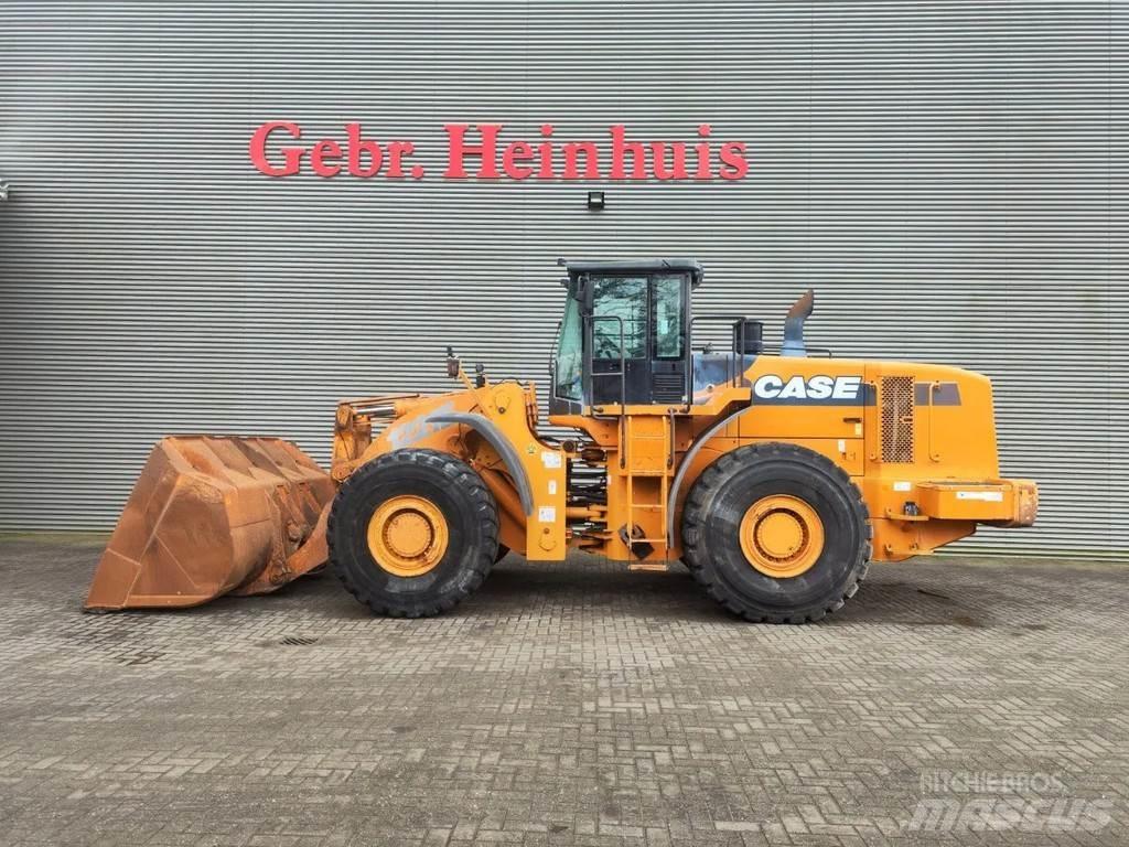 CASE 1221E Chargeuse sur pneus