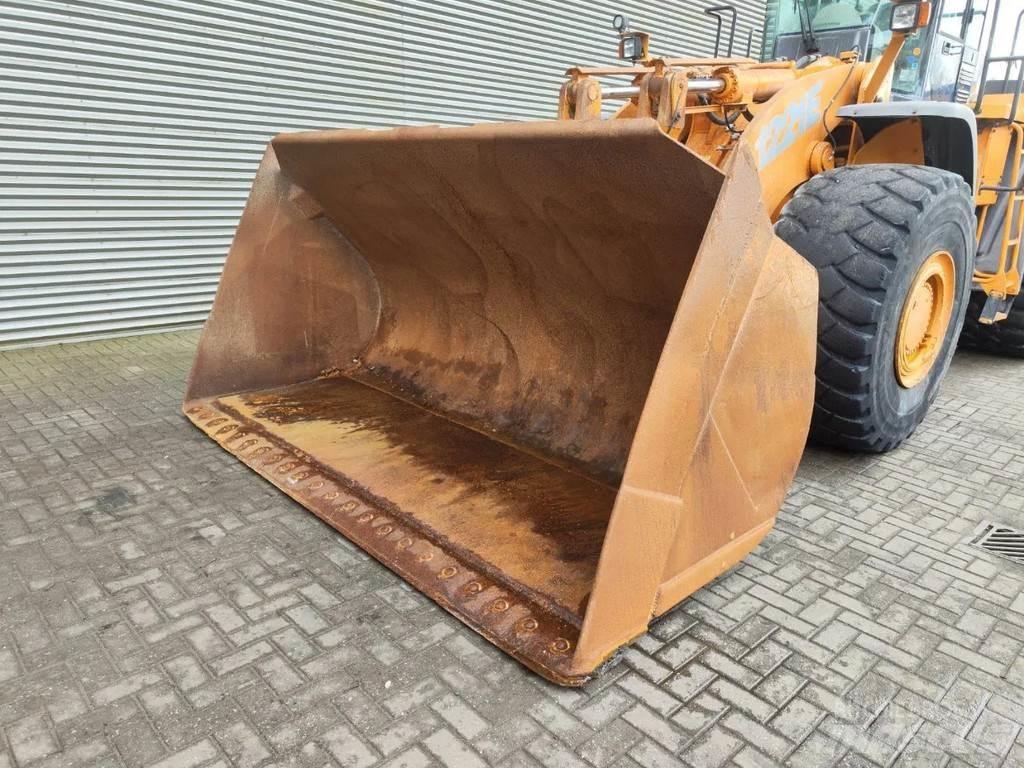 CASE 1221E Chargeuse sur pneus