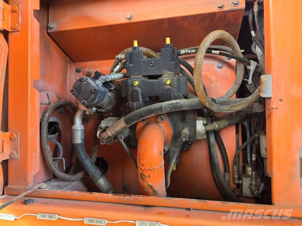 Doosan DX 210 W Pelle sur pneus