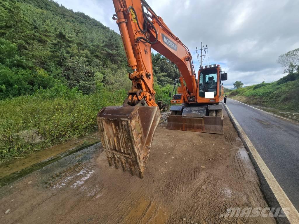 Doosan DX 210 W Pelle sur pneus