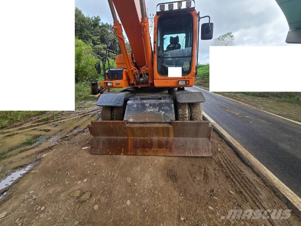 Doosan DX 210 W Pelle sur pneus