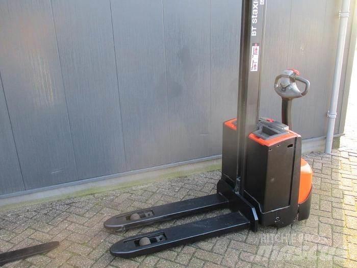 Toyota SWE 080L Gerbeur accompagnant