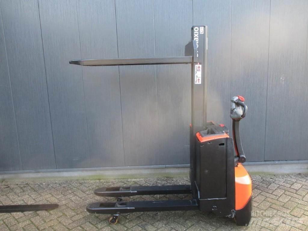Toyota SWE 080L Gerbeur accompagnant