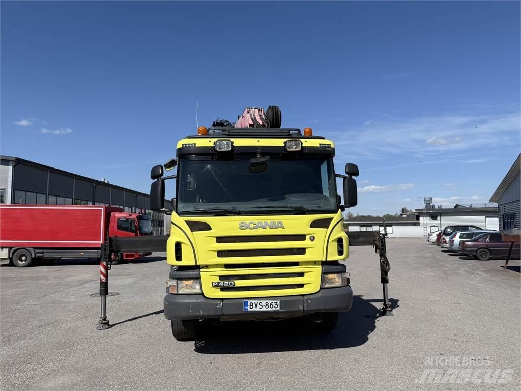Scania P420 8X2 Camion plateau ridelle avec grue