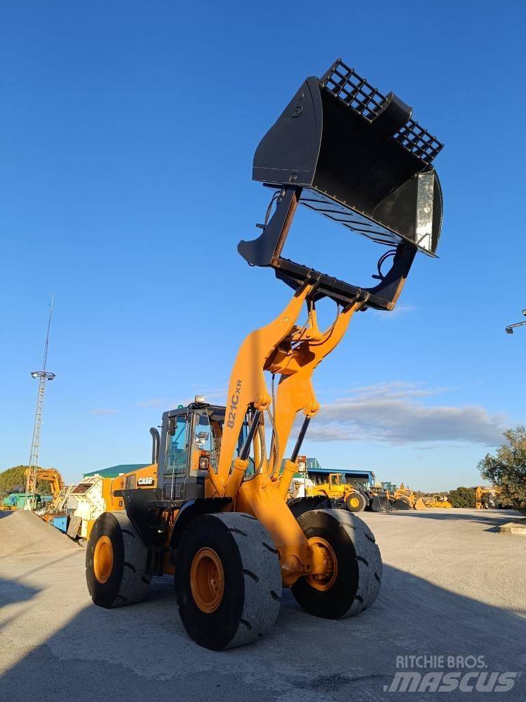 CASE 821C XR Chargeuse sur pneus