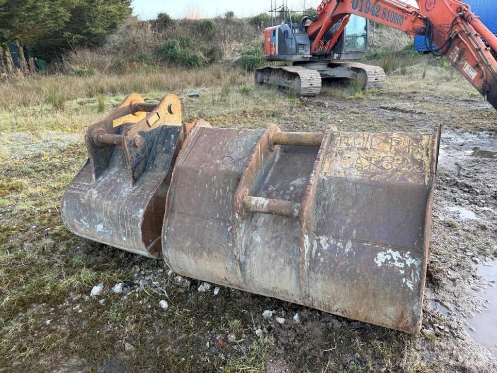 Hitachi ZX225USRLC-3 Pelle sur chenilles