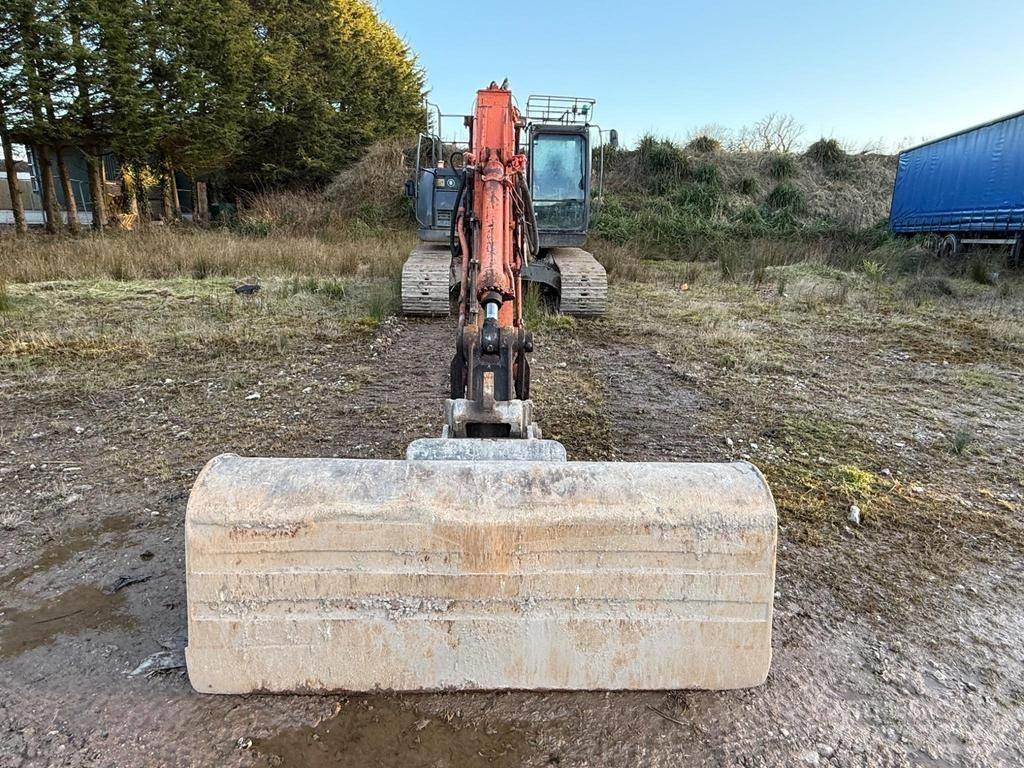 Hitachi ZX225USRLC-3 Pelle sur chenilles