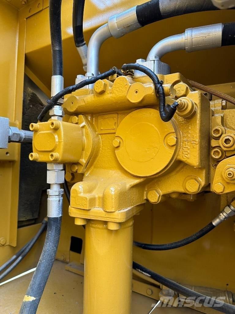 CAT 330D Pelle sur chenilles