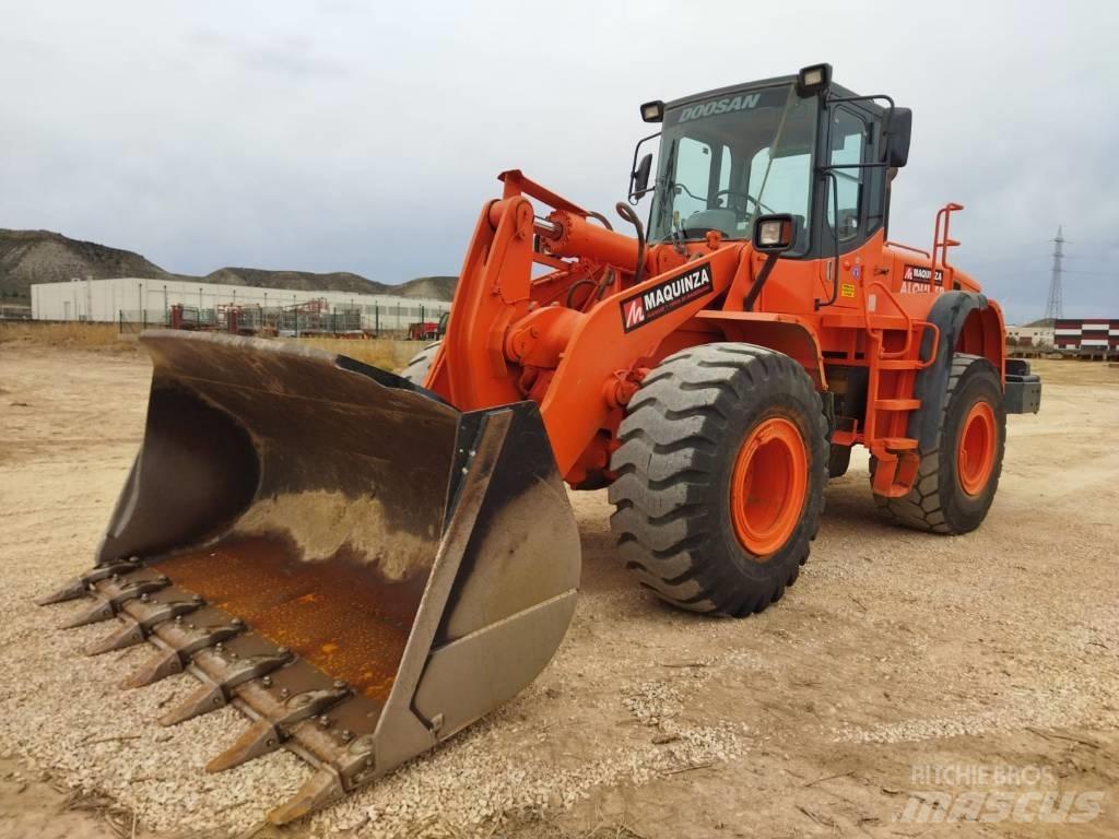 Doosan DL 300 Chargeuse sur pneus
