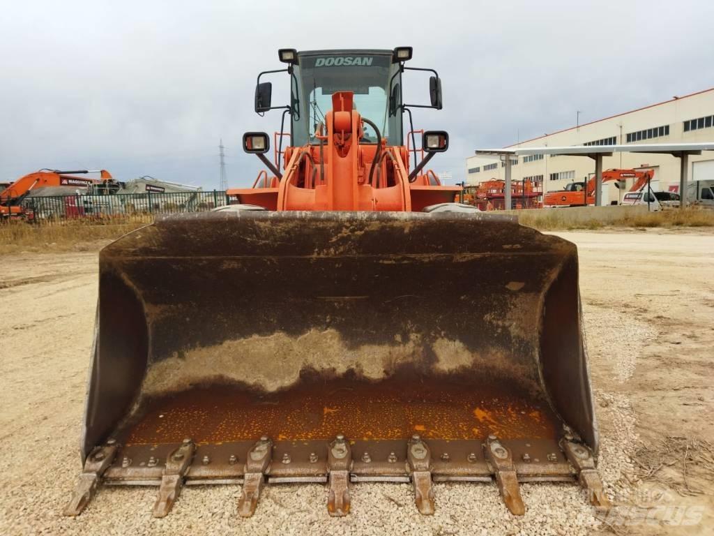 Doosan DL 300 Chargeuse sur pneus