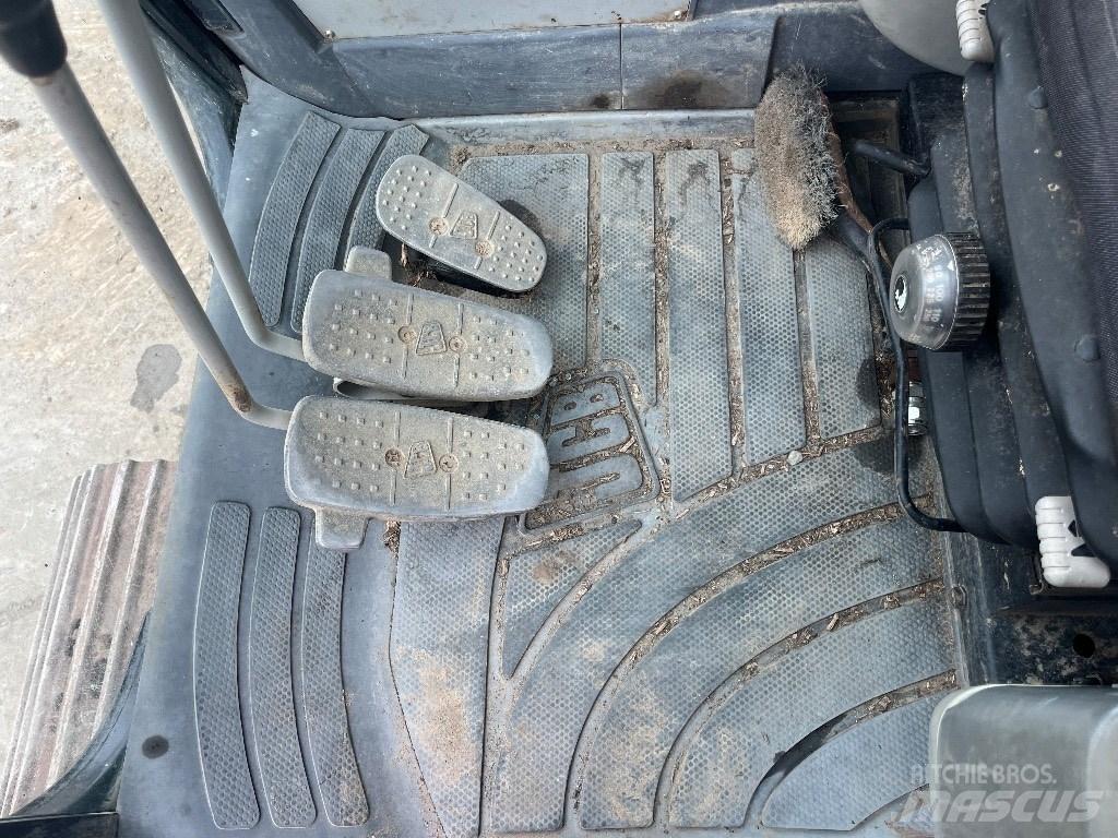 JCB JS 130 Pelle sur chenilles