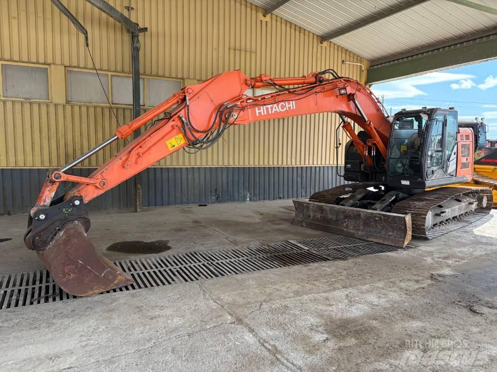 Hitachi ZX 225 Pelle sur chenilles