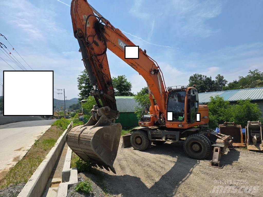 Doosan DX 210 W Pelle sur pneus