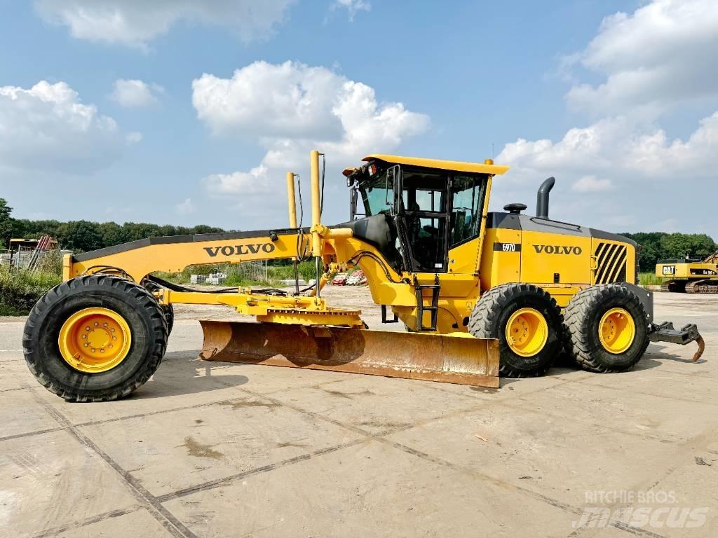 Volvo G970 + RIPPER Niveleuse