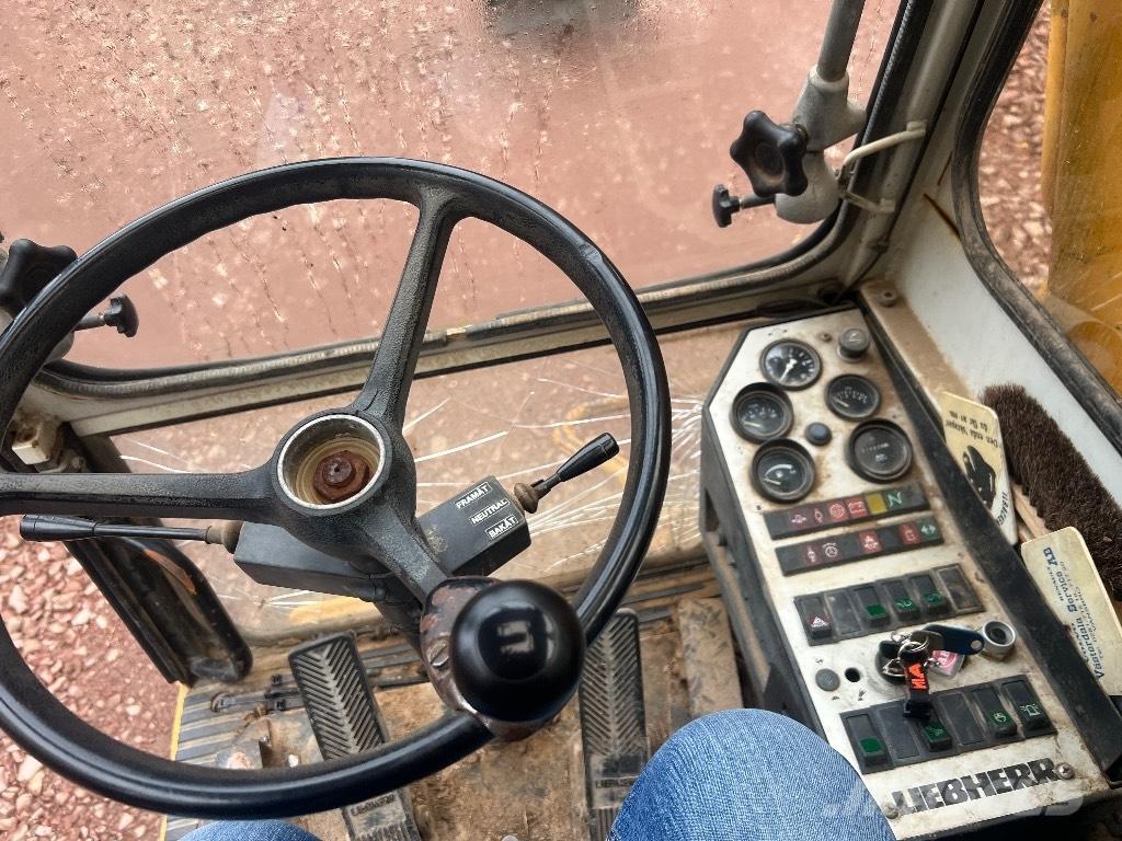 Liebherr 902 Pelle sur pneus