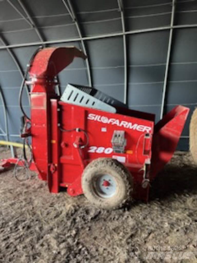 Silofarmer P280 Dérouleuse, pailleuse