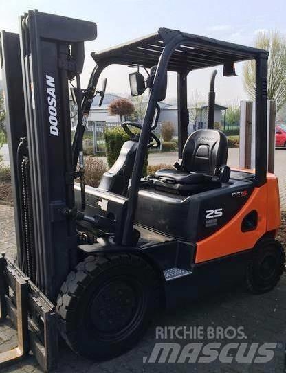 Doosan D25S-5 Chariots diesel