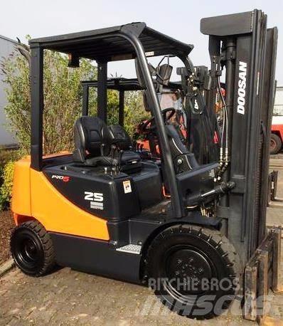 Doosan D25S-5 Chariots diesel