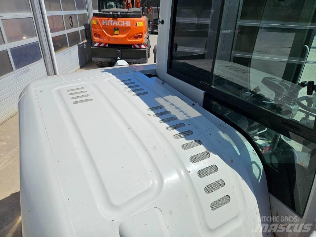 Takeuchi TB295W Pelle sur pneus