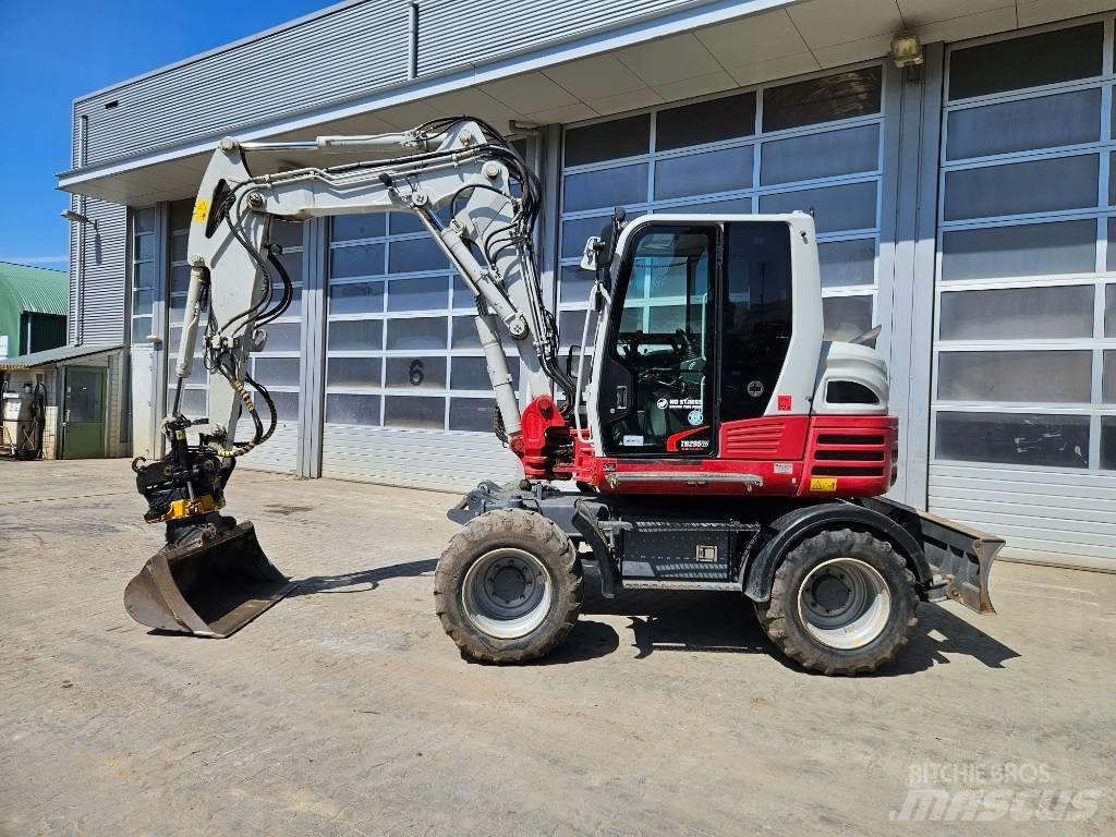 Takeuchi TB295W Pelle sur pneus