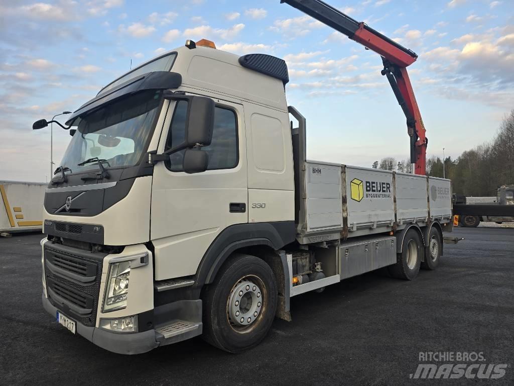 Volvo FM 330 Camion plateau ridelle avec grue